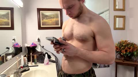 Snapshot of daddydaydrinkz chatting on 12-25-24, 10:37 DaddydayDrinkz online show from 12-25-24, 10:37