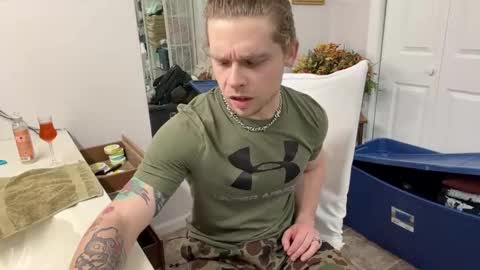 Snapshot of daddydaydrinkz chatting on 02-16-25, 05:37 DaddydayDrinkz online show from 02-16-25, 05:37