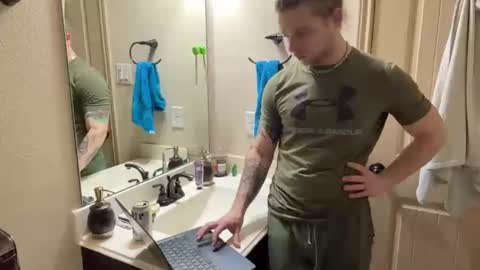 Snapshot of daddydaydrinkz chatting on 02-21-25, 07:01 DaddydayDrinkz online show from 02-21-25, 07:01