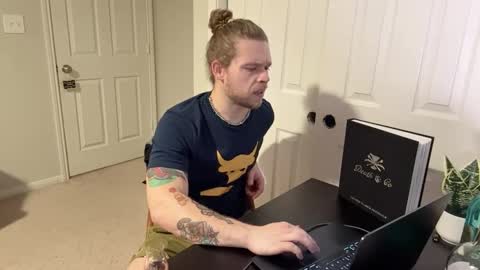 Snapshot of daddydaydrinkz chatting on 03-01-25, 06:35 DaddydayDrinkz online show from 03-01-25, 06:35