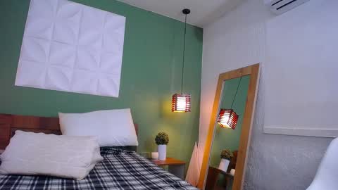 Snapshot of daddys_little_secrett chatting on 01-04-25, 04:54 Valen online show from 01-04-25, 04:54