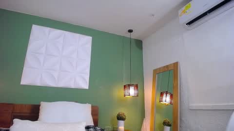 Snapshot of daddys_little_secrett chatting on 01-11-25, 05:07 Valen online show from 01-11-25, 05:07