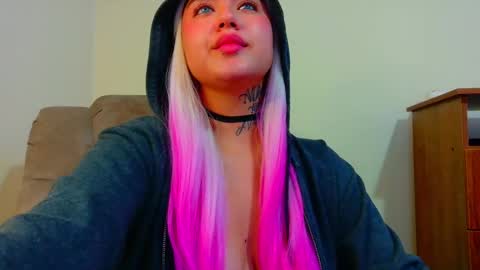 Snapshot of daddys_little_secrett chatting on 10-13-25, 03:39 Valen online show from 10-13-25, 03:39