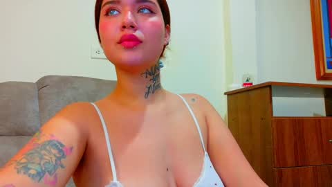 Snapshot of daddys_little_secrett chatting on 11-03-25, 03:30 Valen online show from 11-03-25, 03:30