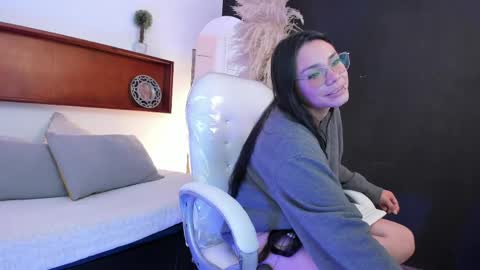 Snapshot of daenerysbm chatting on 03-10-26, 09:09 Naomy online show from 03-10-26, 09:09