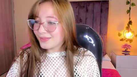 Snapshot of dahlia_rousse chatting on 10-28-25, 09:06 Dahlia online show from 10-28-25, 09:06