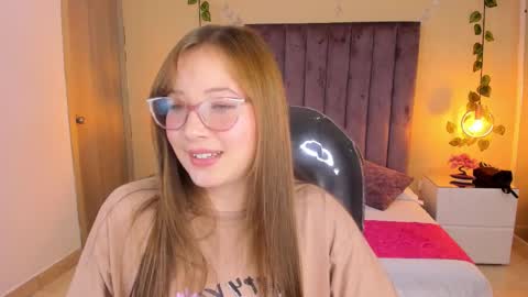 Snapshot of dahlia_rousse chatting on 11-08-25, 01:39 Dahlia online show from 11-08-25, 01:39