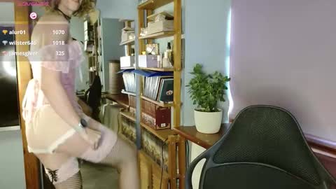 Snapshot of daisy_lovely chatting on 11-10-25, 04:22 daisy_lovely online show from 11-10-25, 04:22