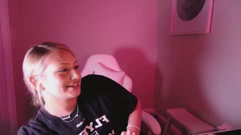 Snapshot of daisyy888 chatting on 11-19-25, 01:27 daisy online show from 11-19-25, 01:27