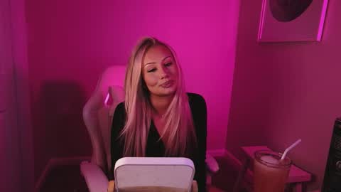 Snapshot of daisyy888 chatting on 12-14-25, 01:55 daisy online show from 12-14-25, 01:55