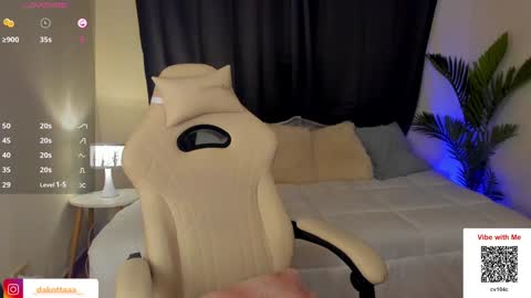 dakottaa__ online show from 12-22-24, 01:45