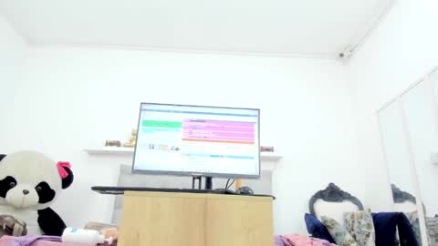 Snapshot of dalia_2 chatting on 09-22-25, 12:45 Ren online show from 09-22-25, 12:45