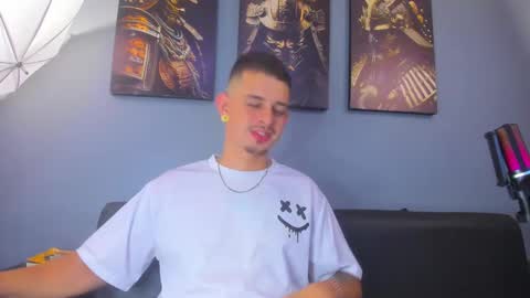 Snapshot of damian__oliver chatting on 02-20-26, 06:26 Damian Oliver online show from 02-20-26, 06:26