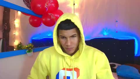 Snapshot of damian_latinxxx chatting on 02-14-25, 06:12 Damian online show from 02-14-25, 06:12