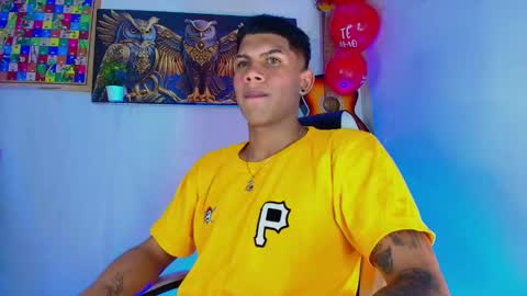 Snapshot of damian_latinxxx chatting on 02-15-25, 10:10 Damian online show from 02-15-25, 10:10