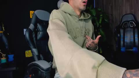 Snapshot of damiancox chatting on 10-12-25, 03:33 Daamiancox online show from 10-12-25, 03:33