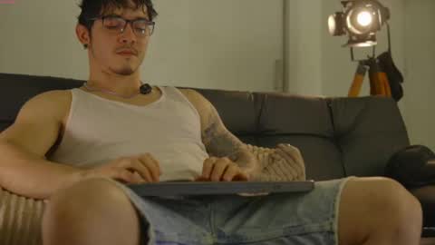 Snapshot of damianow chatting on 10-17-25, 10:23 insta damn8 -------- online show from 10-17-25, 10:23