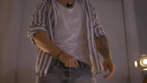 Snapshot of damianow chatting on 10-18-25, 10:10 insta damn8 -------- online show from 10-18-25, 10:10