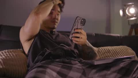 Snapshot of damianow chatting on 10-19-25, 10:32 insta damn8 -------- online show from 10-19-25, 10:32