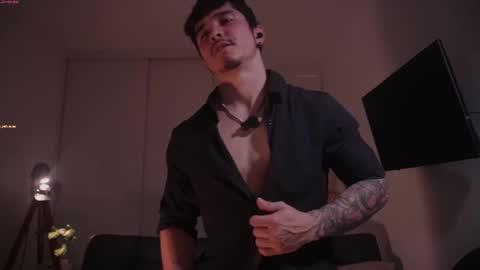 Snapshot of damianow chatting on 11-19-25, 11:27 insta damn8 -------- online show from 11-19-25, 11:27