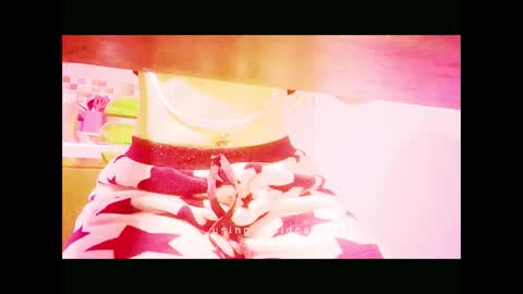 Snapshot of dammmtry chatting on 02-10-25, 12:50 Sophie online show from 02-10-25, 12:50