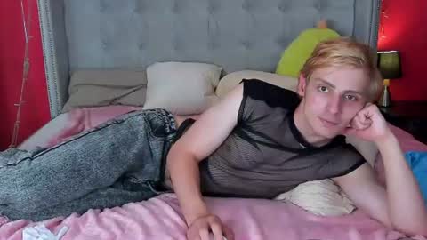 Snapshot of damonlux chatting on 07-08-26, 02:43 Damon online show from 07-08-26, 02:43