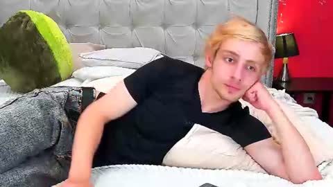 Snapshot of damonlux chatting on 07-19-26, 05:00 Damon online show from 07-19-26, 05:00
