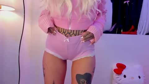 Snapshot of dani_valen chatting on 11-04-25, 10:20 Dani online show from 11-04-25, 10:20