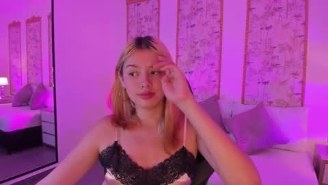 Snapshot of daniand_ chatting on 11-13-25, 02:43 D A N I A online show from 11-13-25, 02:43