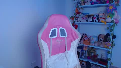 Snapshot of daniela_cute22 chatting on 12-19-25, 04:25 DANIELA online show from 12-19-25, 04:25