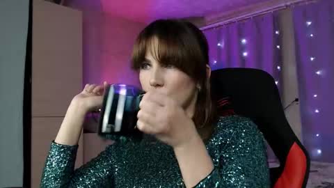 Daniela Cooper online show from 10-12-25, 05:12