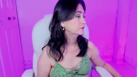 Snapshot of danielahot2 chatting on 02-06-25, 04:42 Daniela online show from 02-06-25, 04:42