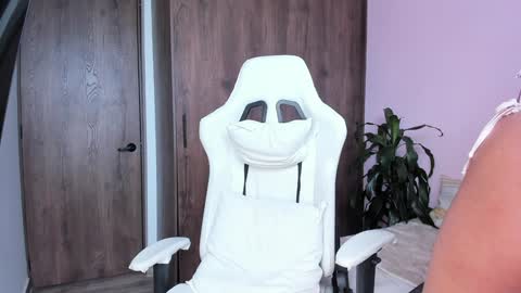 Snapshot of danii_jimenez chatting on 12-19-24, 06:56 Daniela online show from 12-19-24, 06:56