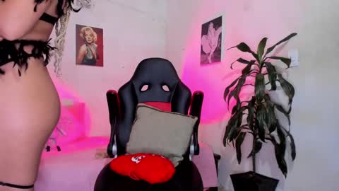 Snapshot of danii_jimenez chatting on 10-02-25, 10:28 Daniela online show from 10-02-25, 10:28