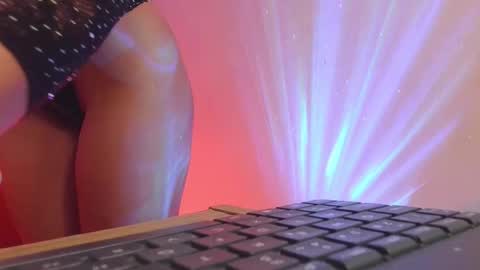 Snapshot of danmsel chatting on 10-07-25, 04:37 Pau online show from 10-07-25, 04:37