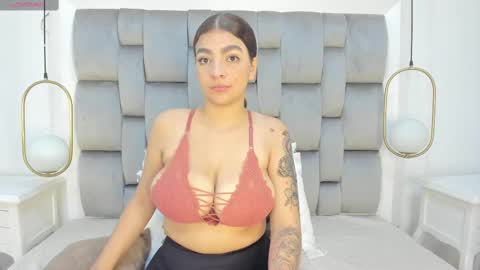 Snapshot of danna__ortiz chatting on 02-21-25, 11:44 Danna online show from 02-21-25, 11:44