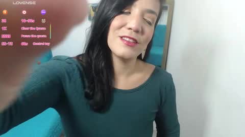 Snapshot of dannazuluaga chatting on 09-22-25, 10:39 Danna online show from 09-22-25, 10:39