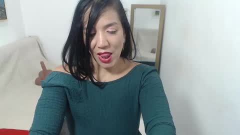 Snapshot of dannazuluaga chatting on 09-27-25, 02:00 Danna online show from 09-27-25, 02:00