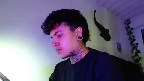 Snapshot of dannteftm chatting on 10-25-25, 06:35 DANNTE online show from 10-25-25, 06:35