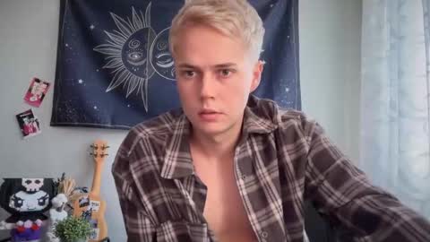 Snapshot of danny_love01 chatting on 10-02-25, 01:18 danny online show from 10-02-25, 01:18