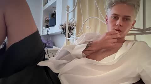 Snapshot of danny_love01 chatting on 10-18-25, 12:39 danny online show from 10-18-25, 12:39