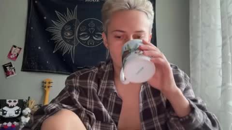 Snapshot of danny_love01 chatting on 11-03-25, 01:01 danny online show from 11-03-25, 01:01