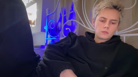 Snapshot of danny_love01 chatting on 12-03-25, 01:42 danny online show from 12-03-25, 01:42