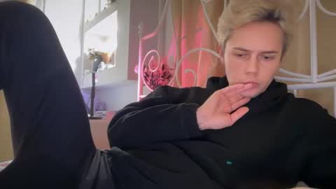 Snapshot of danny_love01 chatting on 12-04-25, 01:20 danny online show from 12-04-25, 01:20