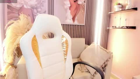 Daphne  online show from 11-30-25, 02:37