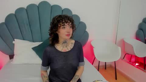 DaphneBlunt online show from 10-26-25, 01:39