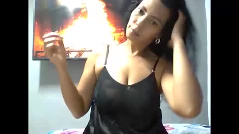 Snapshot of daphnerosses chatting on 10-16-25, 02:40 daphnerosses online show from 10-16-25, 02:40