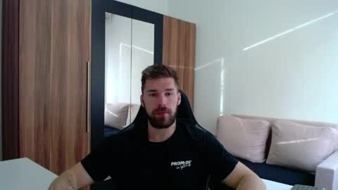 darius_94 online show from 04-12-26, 05:23