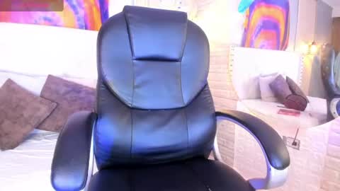Dark online show from 06-12-26, 03:38