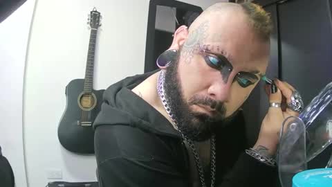 darkclothes online show from 01-10-25, 10:46